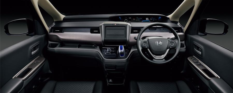 Торпедо Honda Freed+ Hybrid 2016 года  (фото 3 из 22)